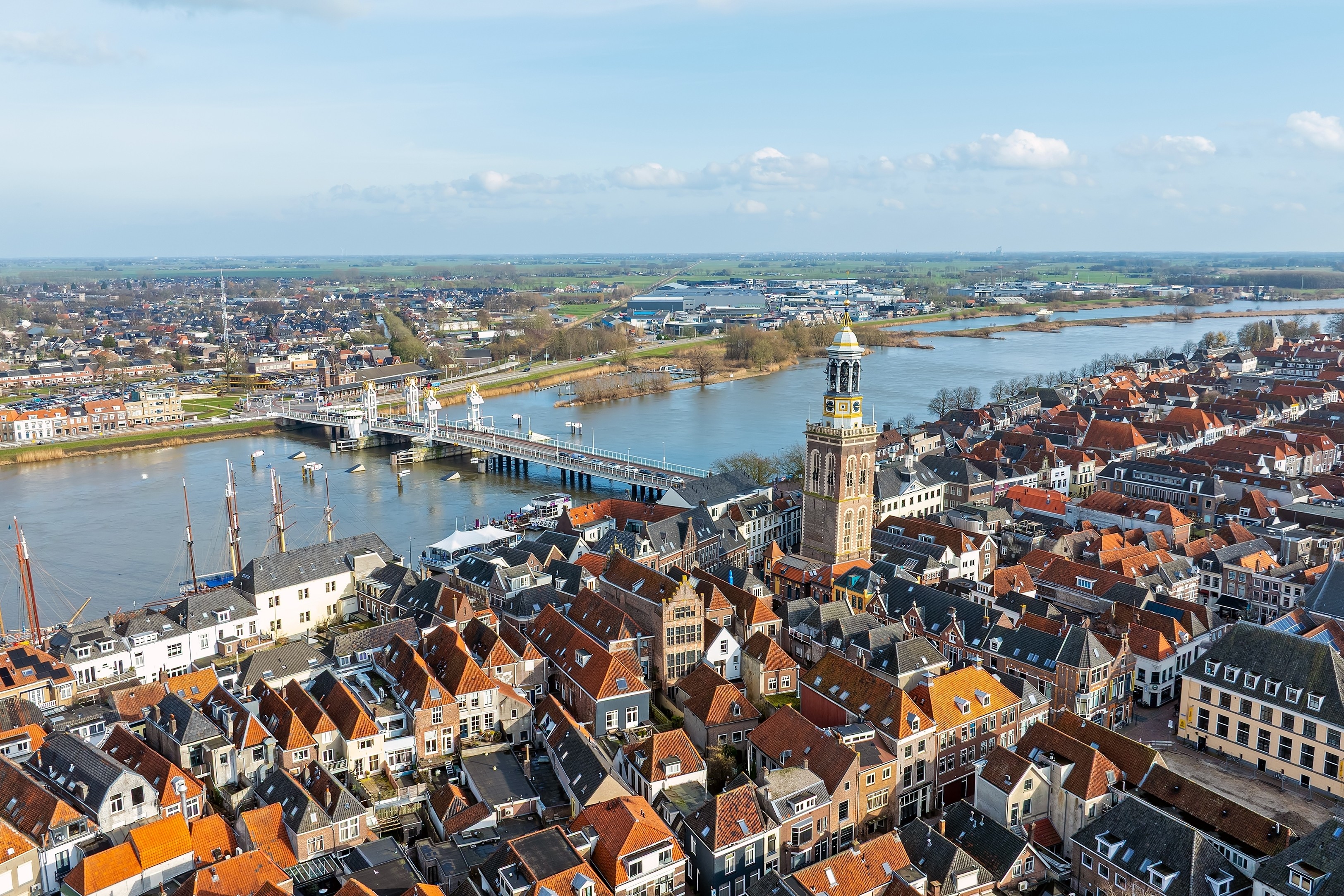 Luchtfoto van de stad Kampen aan de rivier de IJssel (beeld: Shutterstock)